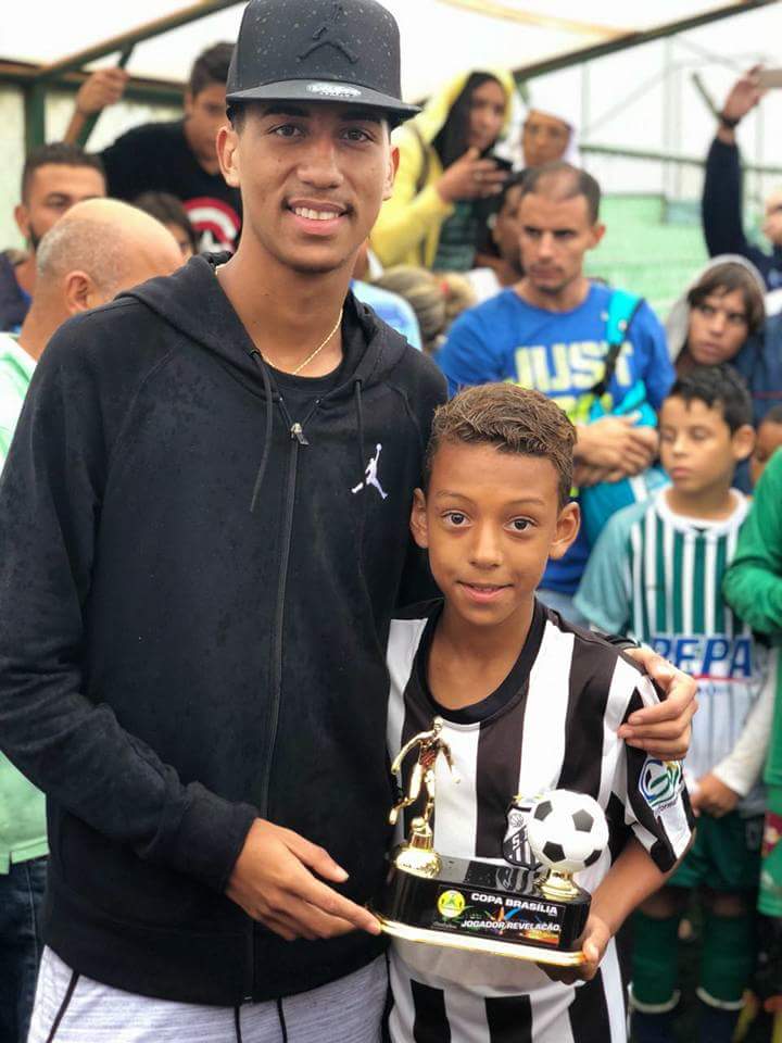 Pierry Santos Boto recebendo o prêmio de jogador revelação sub11 2017 da Copa Brasília pelas mãos de Everson, jogador da Seleção Brasileira sub20, no Estádio Joaquim Domingos Roriz, em dezembro de 2017.
