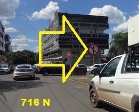 Placa sinalizadora de contra-mão no "final da rua" - W4 da 714 Norte.
