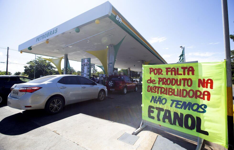 Foto: Posto de gasolina em Brasília comunica falta de etanol em comunicado nesta quinta-feira, 24 de maio. Combustíveis não estão chegando às distribuidoras devido ao protesto dos caminhoneiros contra a alta do preço do diesel. brasil.elpais.com (Joédson Alves - EFE)