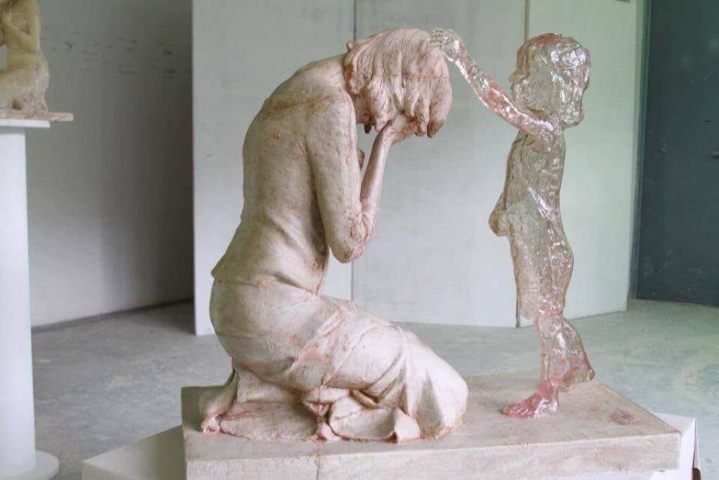 Esta escultura é obra do artista tcheco Martin Hudáček e se chama "Memorial a Criança Não Nascida". A criança perdoa a mãe pelo crime do aborto. A mãe é mármore: o peso e a dor do arrependimento. A criança é translúcida: como o perdão.
