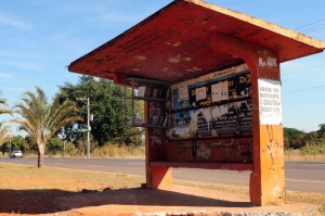 04/08/2011. Crédito: Ed Alves/Esp. CB/D.A Press. Brasil. Brasília - DF. Ponto cultural em parada de ônibus, na Vila Planalto.