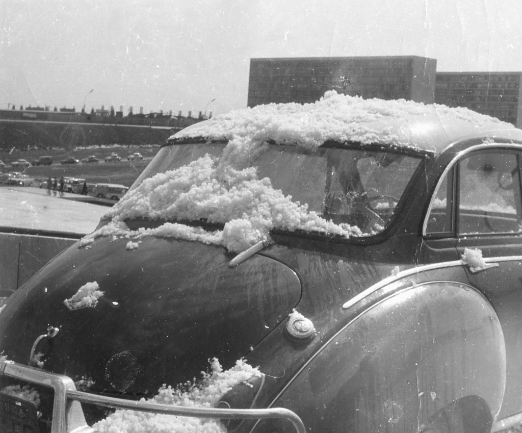 Carro coberto por gelo na Esplanada dos Ministérios, em 1964 - Arquivo do Correio Braziliense