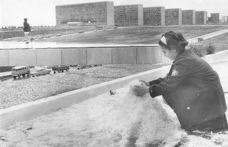 Estudante brinca com o gelo que caiu em toda a Esplanada dos Ministérios, há 53 anos - Arquivo Correio Braziliense