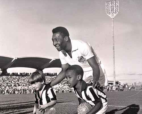 Pelé posa durante o jogo inaugural do Pelezão - Foto do Arquivo Público do Distrito Federal