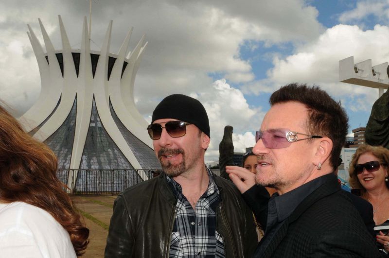O guitarrista The Edge e o vocalista Bono, do U2 visitam a Catedral de Brasília. Foto de Gustavo Moreno (8/2011)