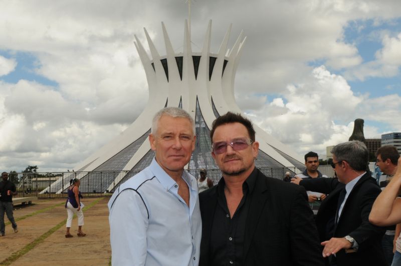 O guitarrista Adam Clayton e o vocalista Bono Vox, do U2, visitam a Catedral de Brasília. Foto de Gustavo Moreno/CB/D.A Press (8/4/2011)