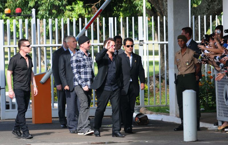 Integrantes do U2 se dirigem aos fãs, em frente ao Palácio da Alvorada. Foto de Gustavo Moreno (8/4/2011)