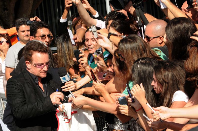 Bono, do U2 distribui autógrafos aos fãs, em frente ao Palácio do Alvorada. Foto de Gustavo Moreno  (8/4/2011)
