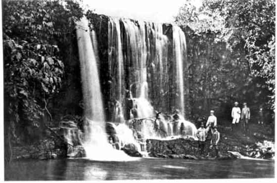 Integrantes da Missão Cruls em cachoeira do Rio Cassu/ Foto de Henrique Charles Moriz