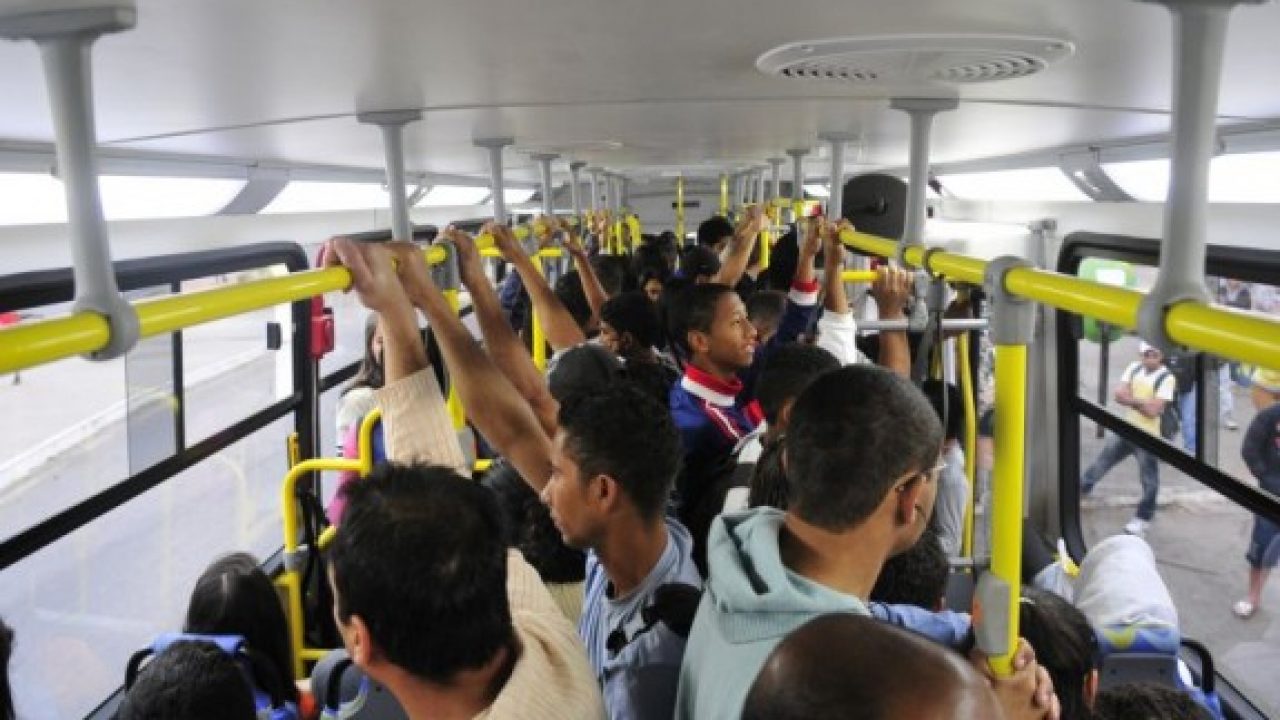 Lei que limita número de passageiros em pé nos ônibus do transporte público  entra em vigor - CB Poder |