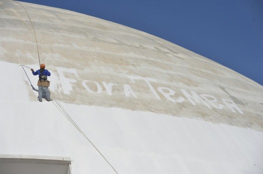 Funcionário pinta Fora Temer na fachada do museu