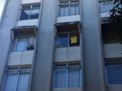 Camisa da Seleção que pertencia a João Lucas pendurada na janela do apartamento onde ele morava e morreu (foto: Mariana Machado/Esp. CB/D.A Press)