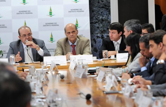 Governador Ibaneis Rocha com secretários