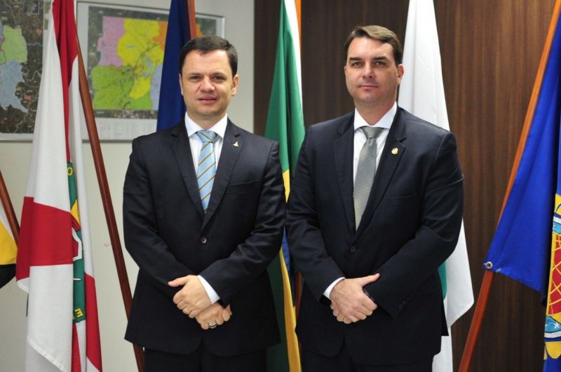 Anderson Torres, secretário de segurança do DF, recebe a visita do senador Flávio Bolsonaro