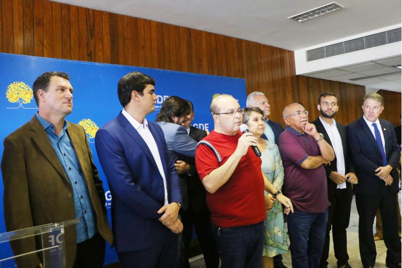 Governador Ibaneis anuncia recontratação de terceirizados da limpeza SLU