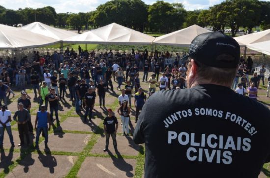 Policiais civis realizam assembleia na Praça do Buriti no Eixo Monumental. 14/11/2017. Credito: Ana Carneiro/Esp.CB/D.A. Press.