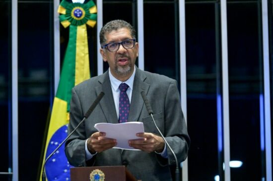 Petrus Elesbão, presidente do Sindilegis em discurso na tribuna do Senado