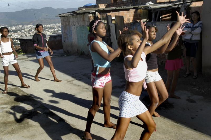 Meninas jogam queimada na comunidade Central do Complexo do Alemao.