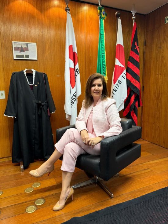 Ministra Daniela Teixeira, do STJ, tem expostos na entrada do gabinete a beca da advocacia e as bandeiras da OAB nacional, OABDF e do Flamengo. Foto: Arquivo pessoal