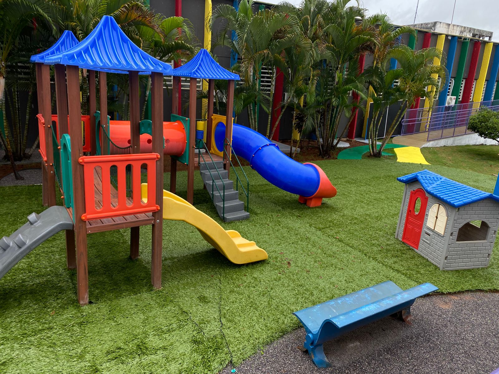 Filho de Ibaneis doa playground para Hospital - 