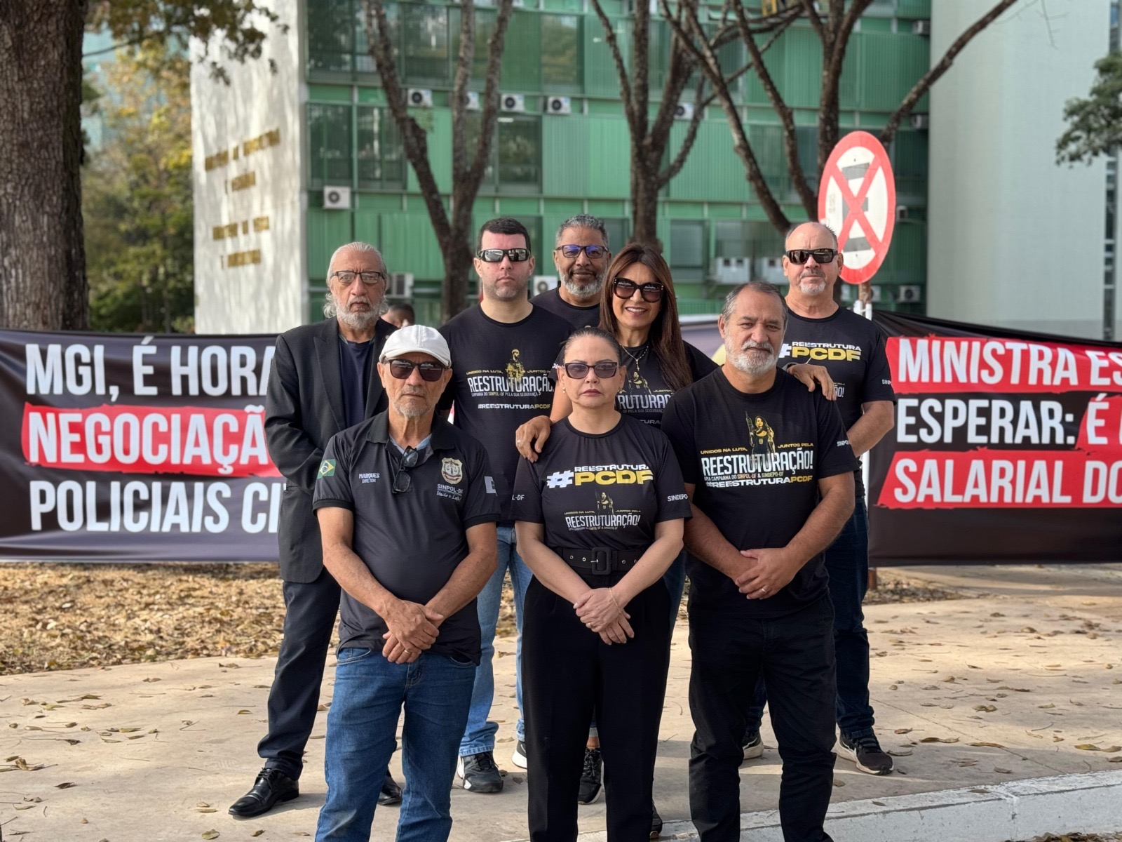 Policiais civis do DF fazem ato por reajuste na Esplanada - 