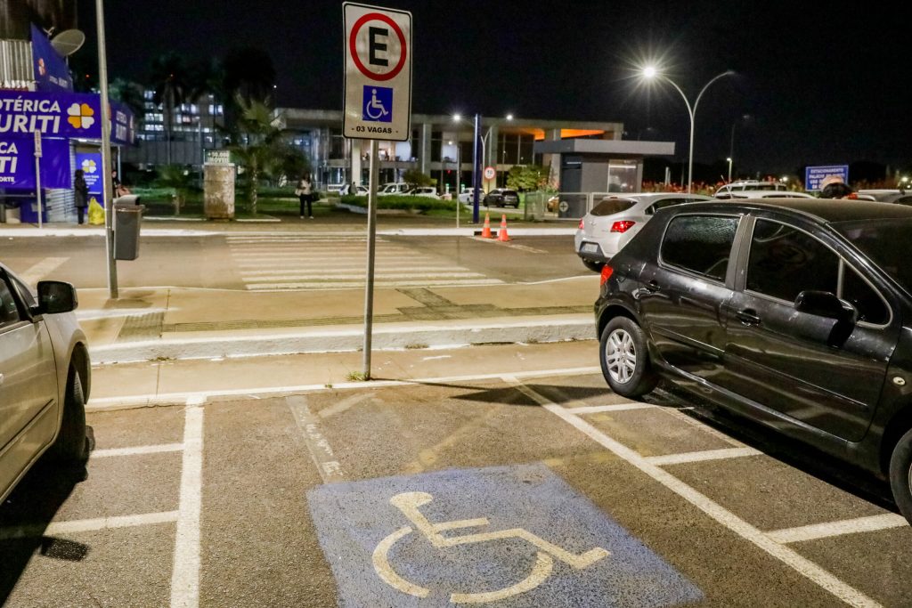 TCDF determina que Detran-DF emita credencial de estacionamento para pai de criança com Síndrome de Down - CB Poder | - 
