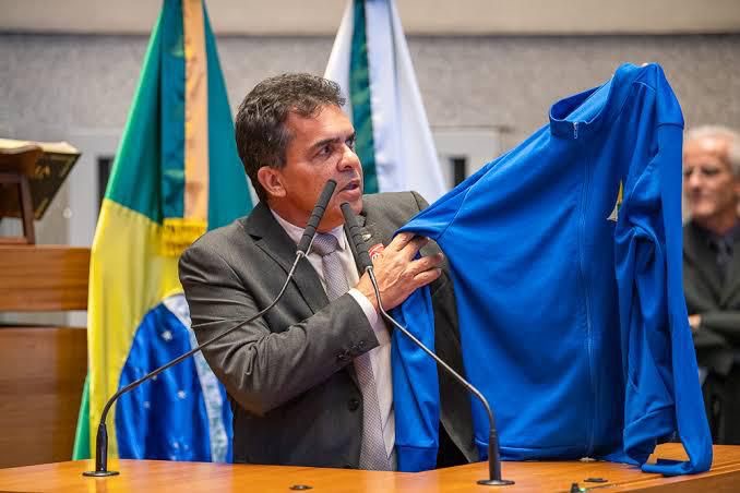 Vice-presidente da Câmara aciona o MPDFT para manter identificação das escolas nos uniformes - CB Poder | - Vice-presidente da Câmara aciona o MPDFT para manter identificação das escolas nos uniformes - CB Poder | -