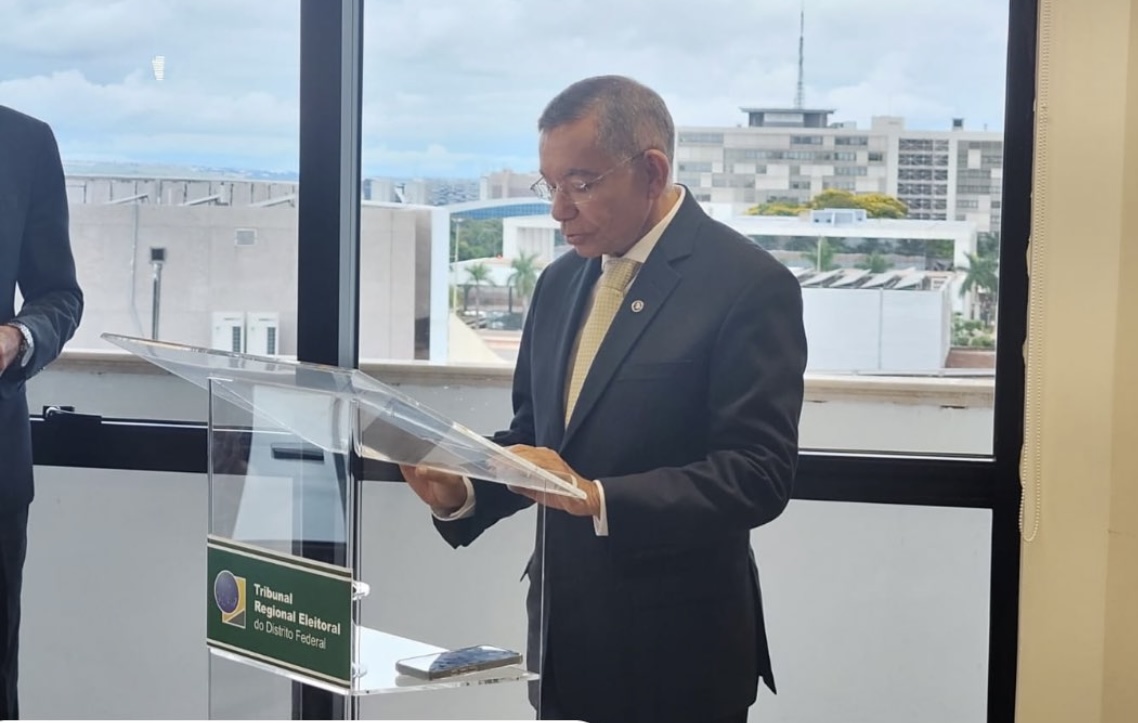 Juiz Antônio Fernandes da Luz assume como membro do TRE-DF - 
