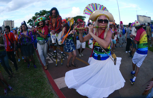 Ventoinha de Canudo ocupa a tesourinha da 207 Norte - CB Poder | - 