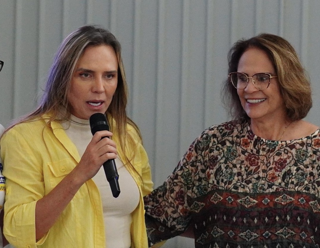 Damares revela bastidores sobre aproximação de Michelle e Flávio Bolsonaro - CB Poder | - 