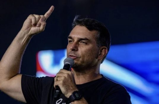 Pesquisa mostra que 53,7% do eleitorado acreditam na vitória de Flávio Bolsonaro  - CB Poder | - 