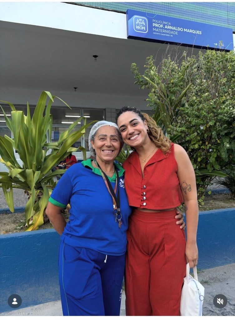 Patrícia Lima (D), e a mãe, dona Edilene