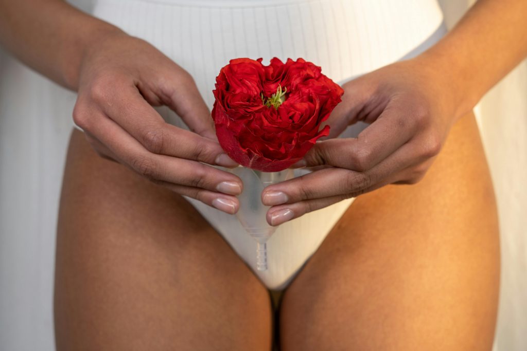 Sexo e menstruação: desejo, segurança e saúde no ciclo -