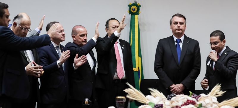 Bolsonaro recebendo oração na Câmara dos Deputados