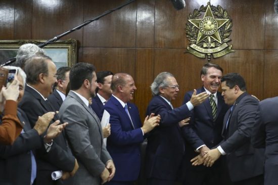 Bolsonaro apresenta projeto com extinção de municípios