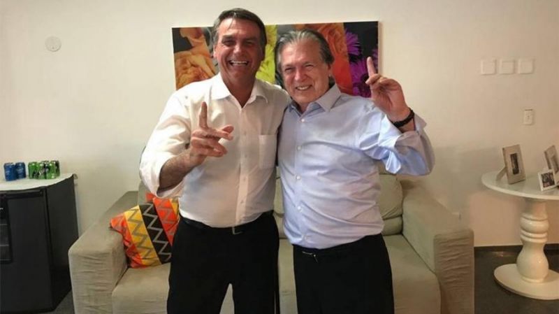 DPVAT O presidente Jair Bolsonaro com o presidente do PSL, Luciano Bivar.