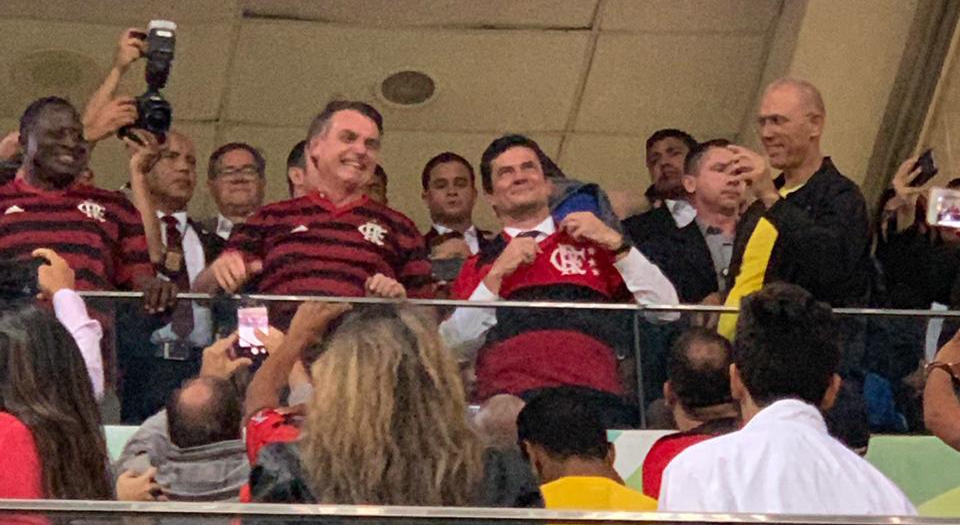 Bolsonaro com a camisa do Flamengo ao lado de Sérgio Moro