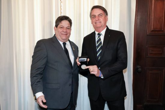 O presidente Jair Bolsonaro e o então presidente da Casa da Moeda, Alexandre Borges Cabral, em maio de 2019 Foto: