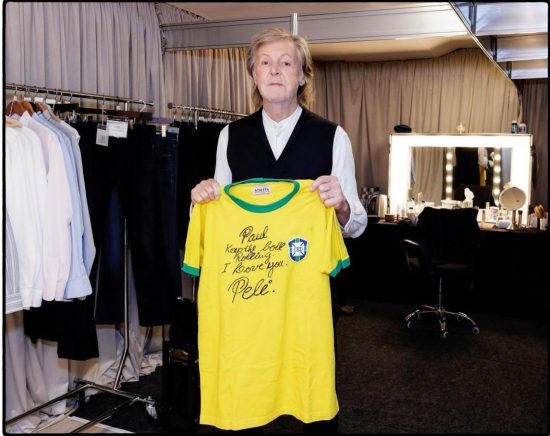 O ex-beatle Paul McCarney exibe a camisa que Pelé autografou para ele.