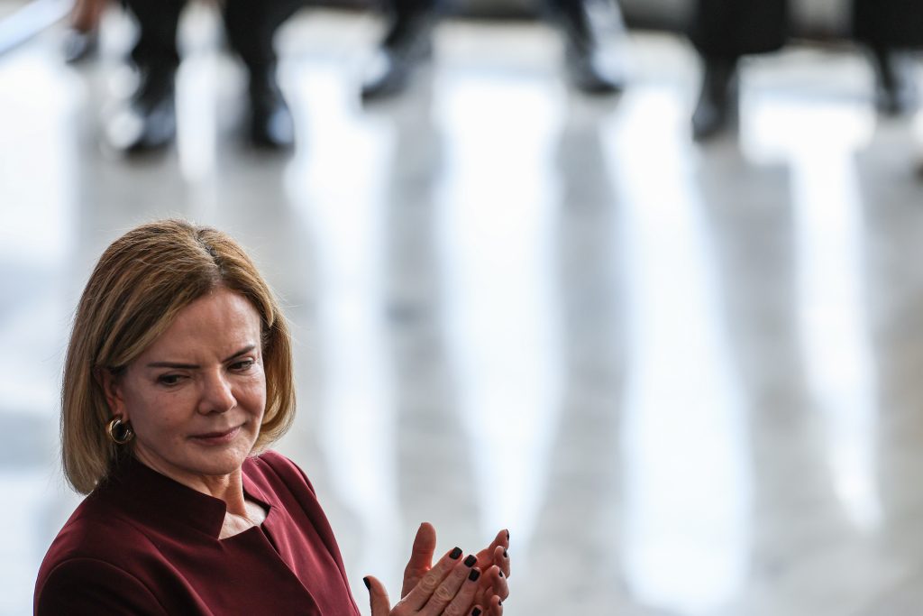 Gleisi diz que GDF e governo do Rio de Janeiro têm muito mais a explicar sobre o caso Master  - 