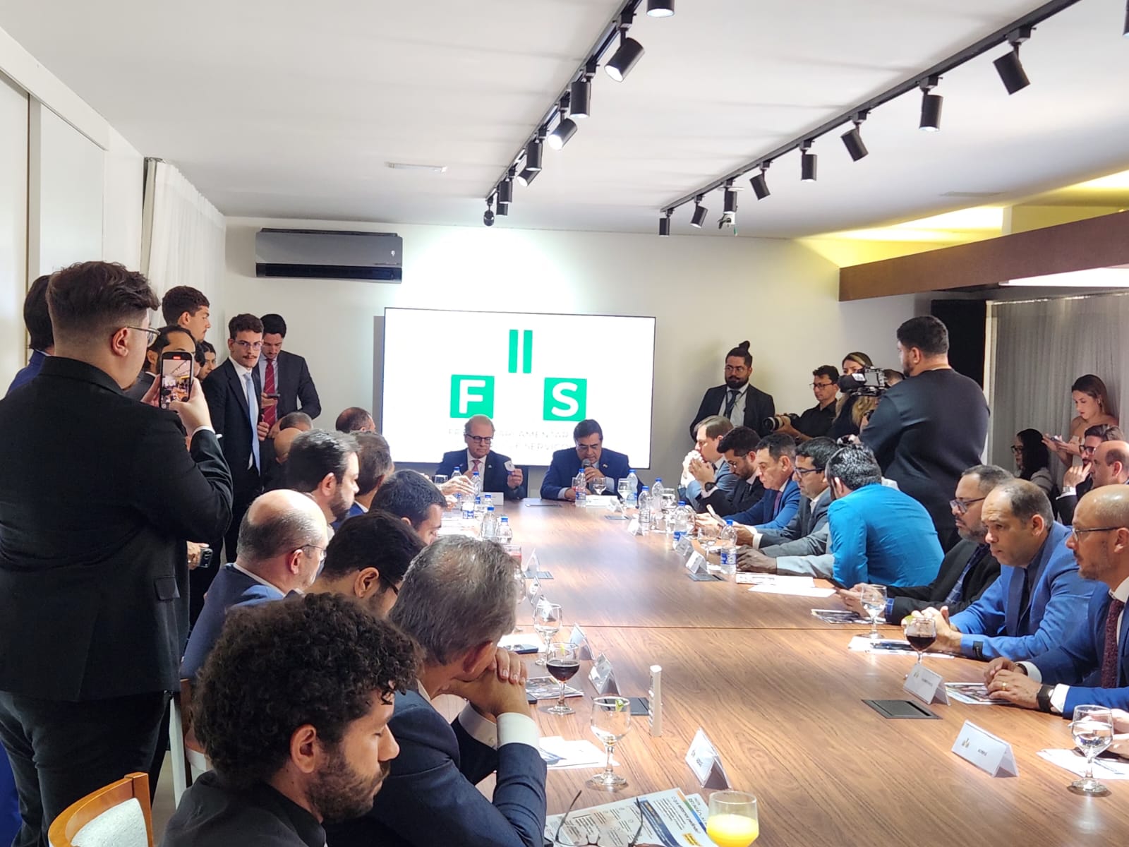 Setor do turismo pede responsabilidade na discussão da PEC 6x1 - Blog da Denise - 