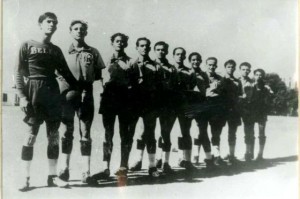 Fidel Castro é o segundo da esquerda para direita no time de Belén: torneio intercolegial