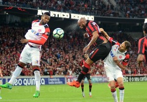 O gol de cabeça de Thiago Heleno. Foto: Marco Oliveira/Atlético-PR