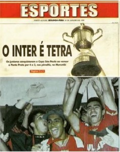 Lúcio ergue o troféu da Copa São Paulo de Futebol Júnior de 1998