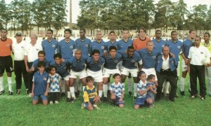 Cabrerizo: segundo em pé de azul da esquerda para a direita no CFZ campeão candango invicto em 2002
