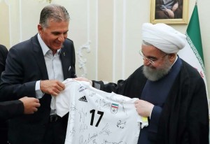 Carlos Queiroz é recebido pelo presidente do Irã, Hassan Rouhani, após classificar o país para a Copa