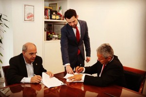 Eduardo Bandeira de Mello, Ramy Abbas e Reinaldo Rueda na assinatura do contrato com o Flamengo