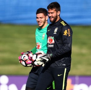 Homens de confiança de Tite na Seleção, Ederson E) e Alisson estão nas quartas. Foto: Lucas Figueiredo/Mowa Press