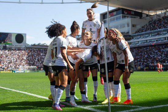 Pelo Brasileirão, Corinthians recebe Internacional na Neo Química Arena