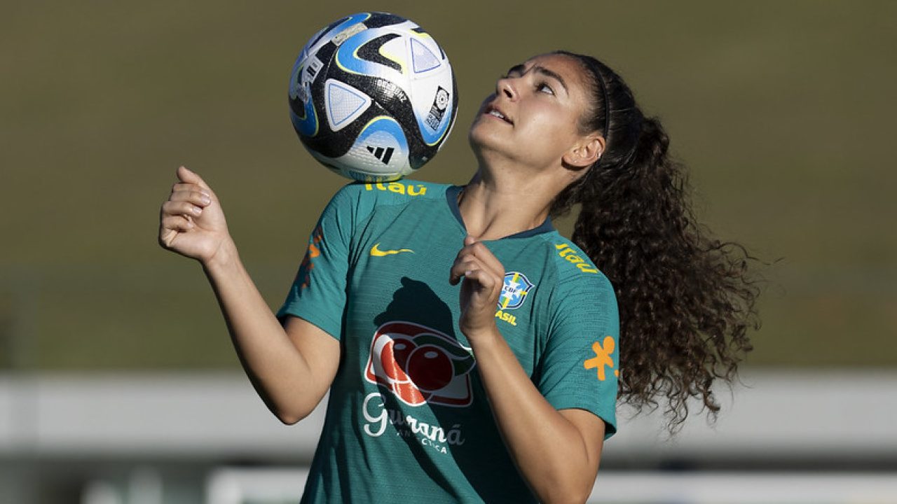 Adidas lança bola da Copa do Mundo feminina Oceanuz; veja fotos